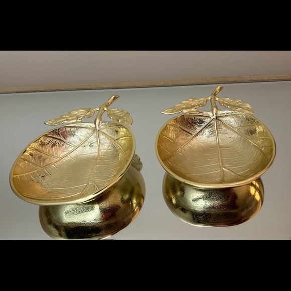 Bowl Home Decor Serving Round Gold Shallow Bowl with Leaf and Vein Design. - Picture 5 of 5